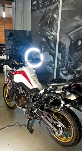 Honda CRF1000L Africa Twin 2018 z oryginalną okleiną od Fooqs – profesjonalne oklejanie motocykla
